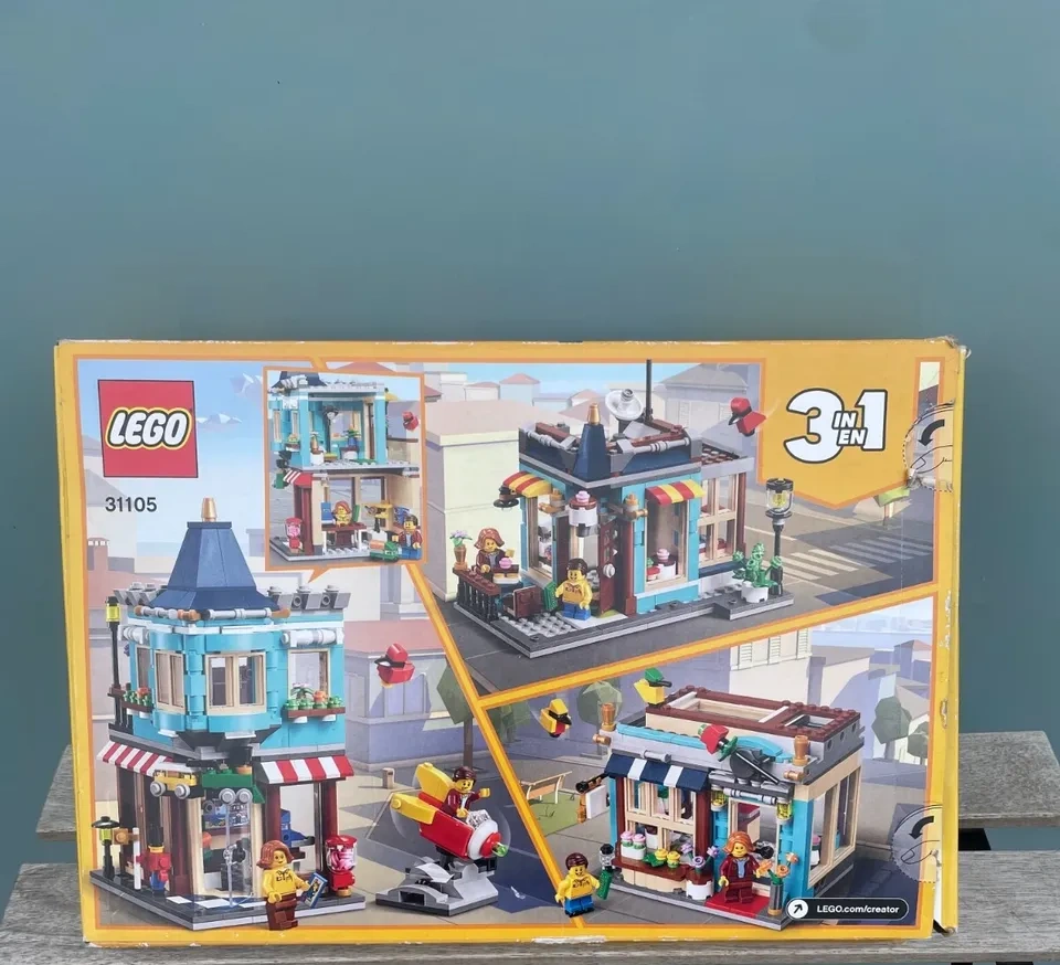 LEGO CREATOR: Townhouse Toy Store (31105) - photo 2