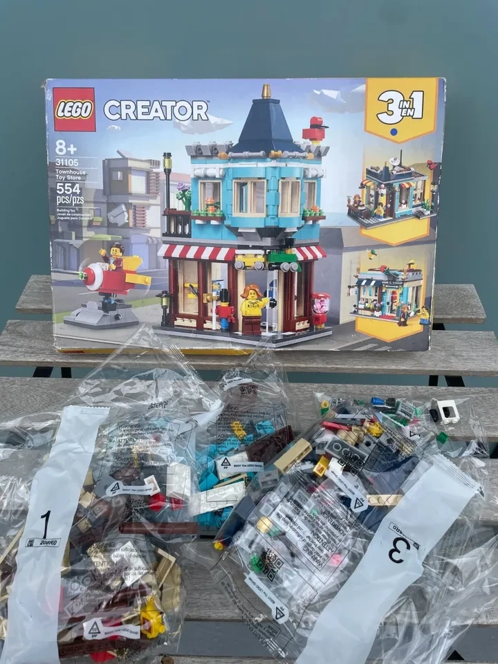 LEGO CREATOR: Townhouse Toy Store (31105) - photo 3