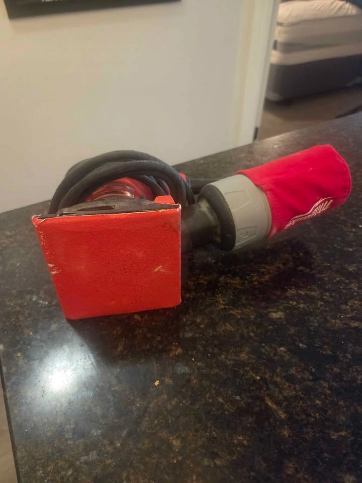 Milwaukee corded palm sander - photo 2