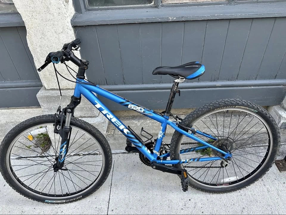 Trek 820 Mountain Bike - 26" Wheels (Blue)