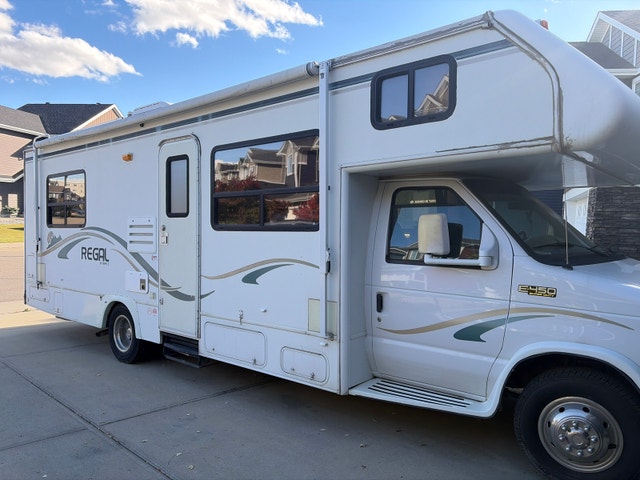 2002 Ford E450 Triple E Regal Class C Motorhome - photo 2