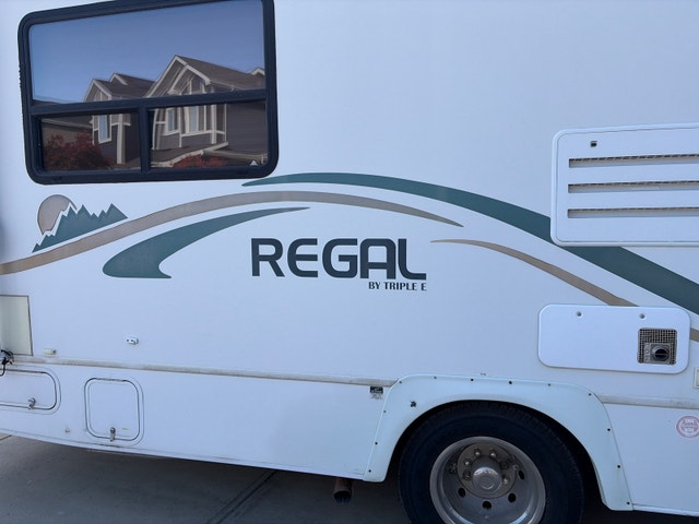 2002 Ford E450 Triple E Regal Class C Motorhome - photo 3