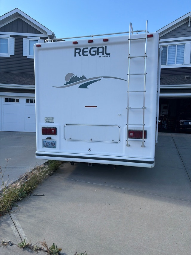 2002 Ford E450 Triple E Regal Class C Motorhome - photo 4