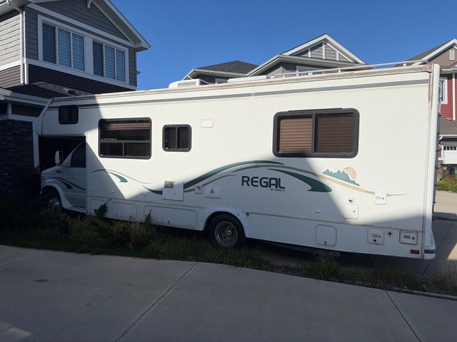 2002 Ford E450 Triple E Regal Class C Motorhome - photo 5