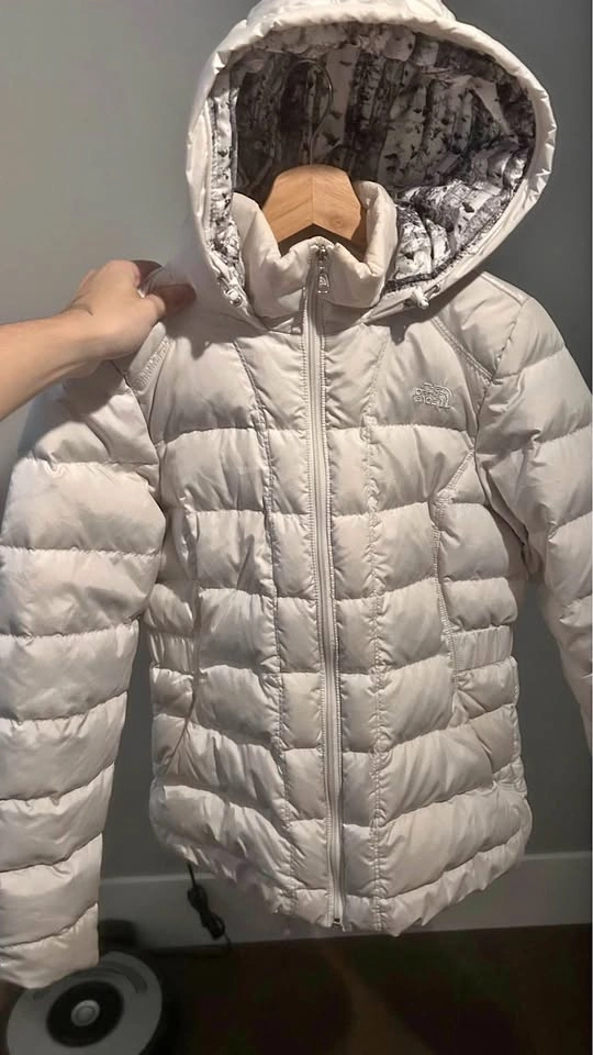 Women’s north face puffer jacket size M