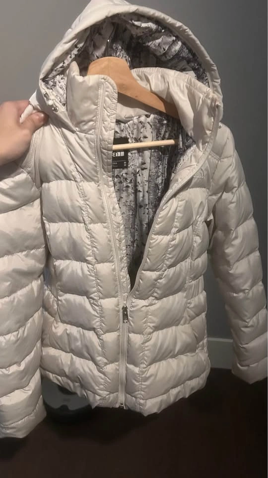 Women’s north face puffer jacket size M - photo 2