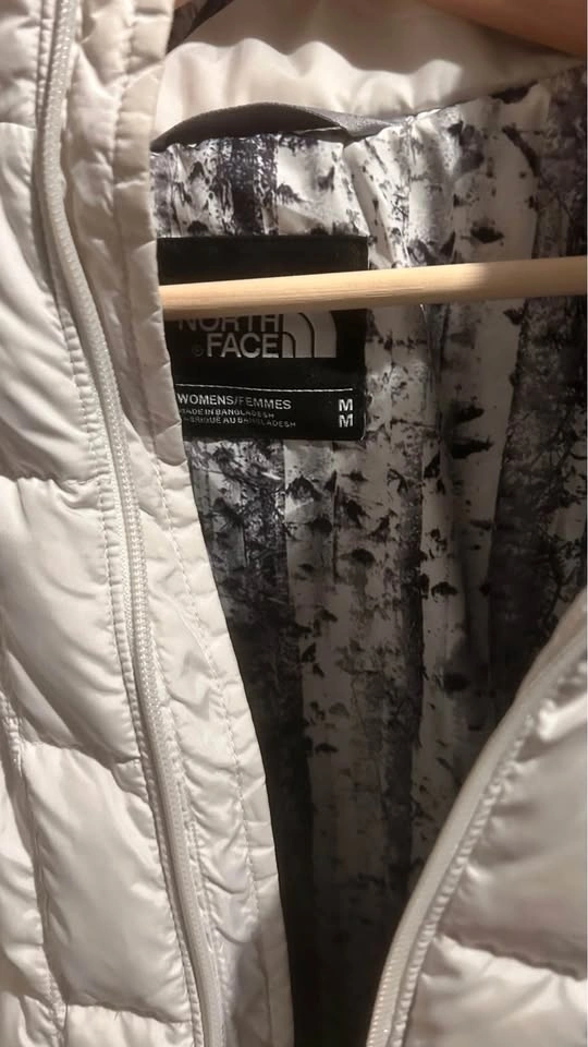 Women’s north face puffer jacket size M - photo 3