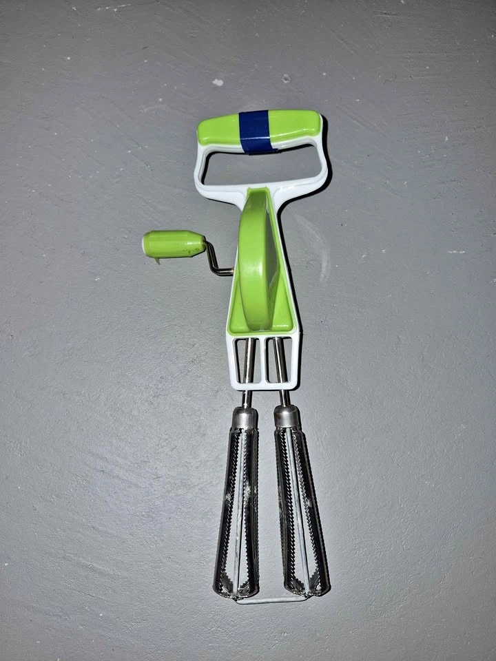hand-crank dual mixer