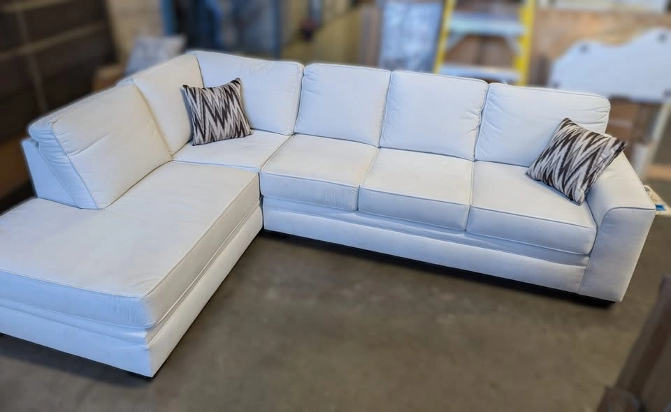 Sectional Sofa in Cream fabric *BRAND NEW* - photo 3