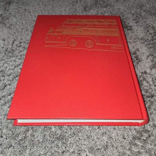 American Fire Engines Since 1900 Book Walter McCall 1st Ed 1976 - photo 2