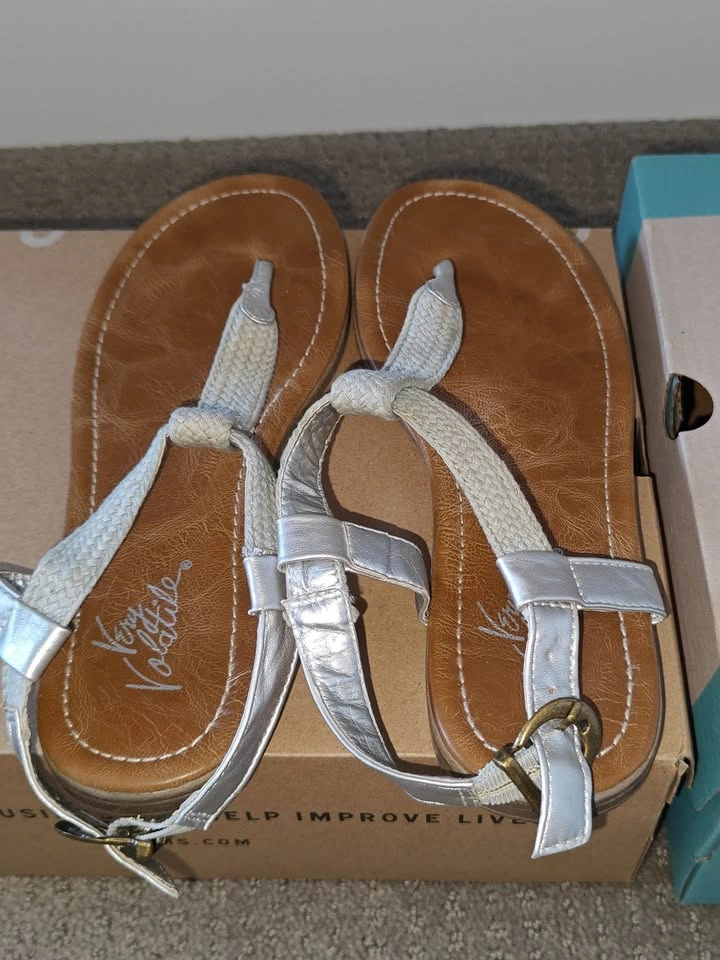 Women Casual Flat Summer Buckle Strap Thong Sandals - Size 7.5 - photo 4