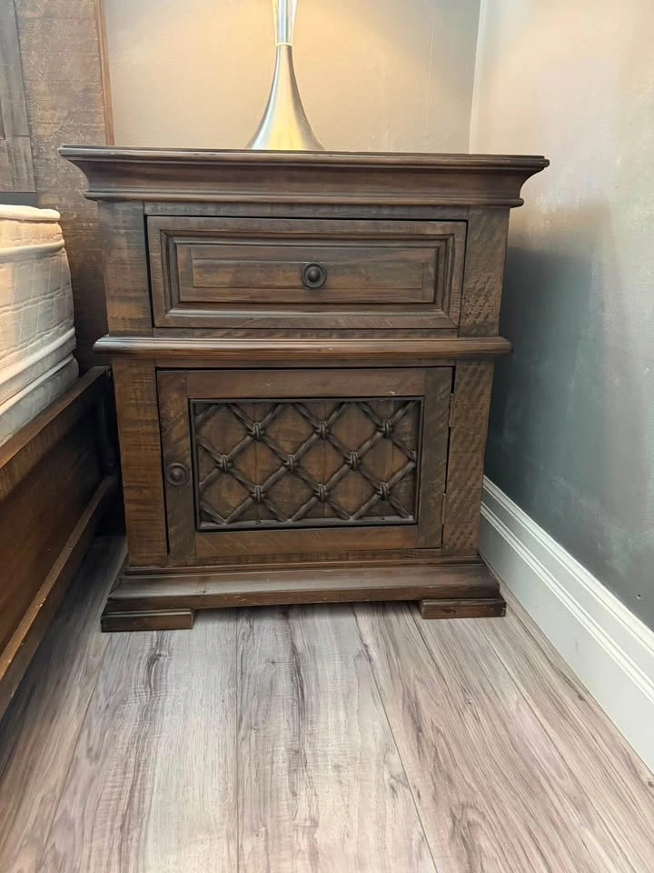 Mahogany Solid Wood Queen Bed with Two Nightstands - photo 2