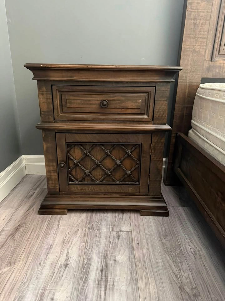Mahogany Solid Wood Queen Bed with Two Nightstands - photo 3