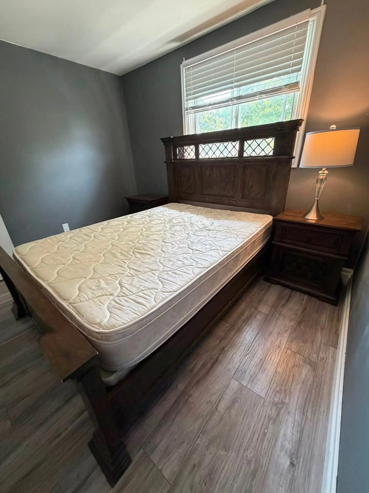 Mahogany Solid Wood Queen Bed with Two Nightstands - photo 4
