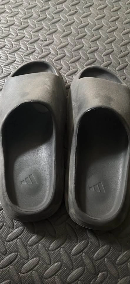 2 pairs of Yeezy slides - photo 2