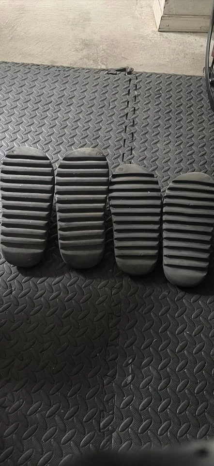 2 pairs of Yeezy slides - photo 3
