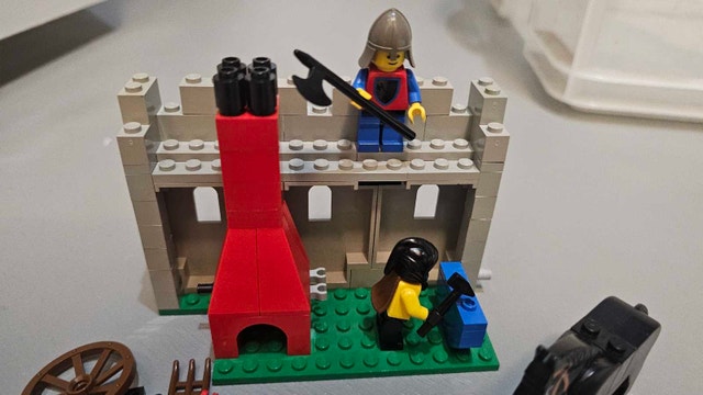 LEGO Blacksmith Shop 6040 - photo 2