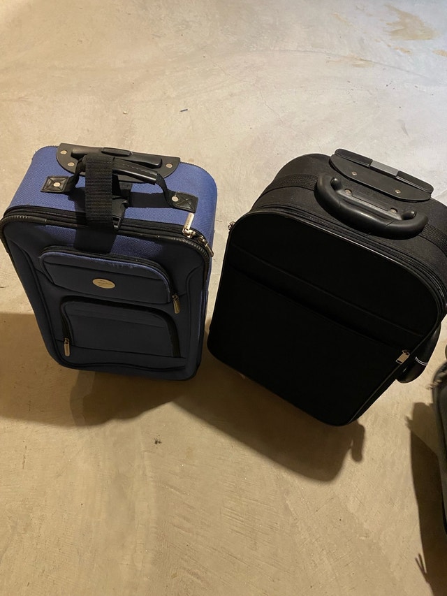 Set of 2 Rolling Carry-On Suitcases – Black & Navy