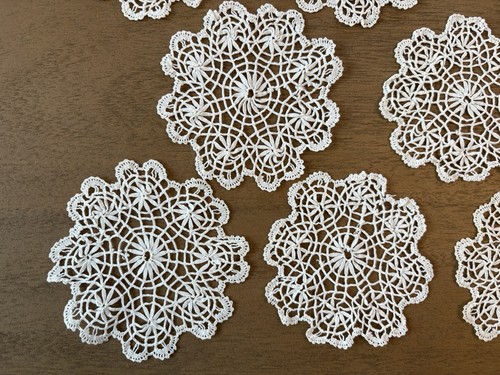 VINTAGE Set of 8 HANDMADE DRINK COASTER DOILIES - photo 3