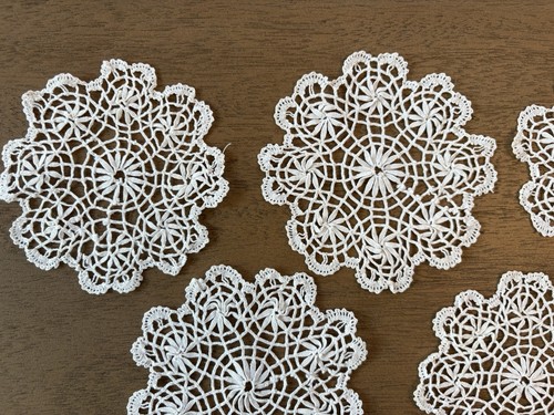 VINTAGE Set of 8 HANDMADE DRINK COASTER DOILIES - photo 4