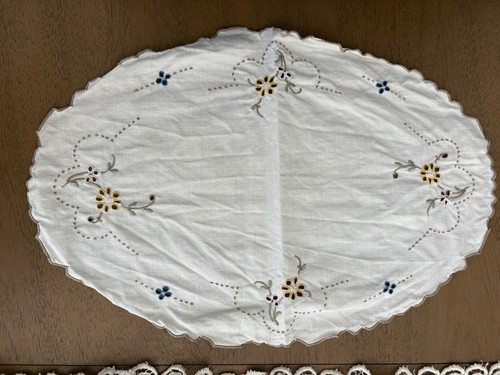 VINTAGE Set of 2 Antique Embroidered Table Top Linens - photo 2