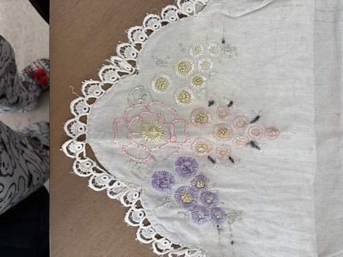 VINTAGE Set of 2 Antique Embroidered Table Top Linens - photo 3