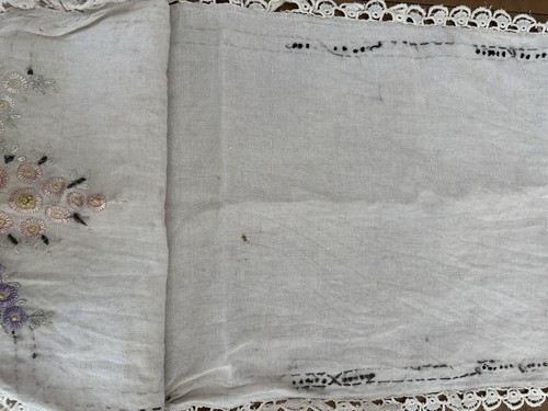 VINTAGE Set of 2 Antique Embroidered Table Top Linens - photo 4