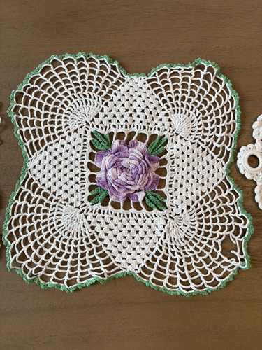 VINTAGE Set of 4 HANDMADE DOILIES, Various Sizes - photo 2