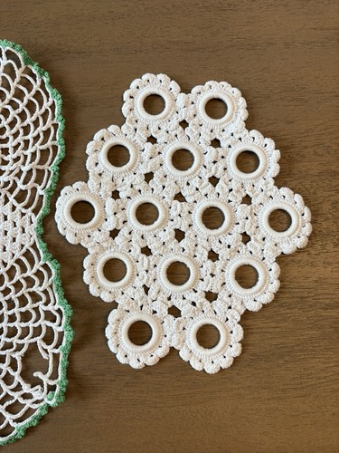 VINTAGE Set of 4 HANDMADE DOILIES, Various Sizes - photo 3