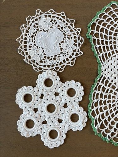 VINTAGE Set of 4 HANDMADE DOILIES, Various Sizes - photo 4