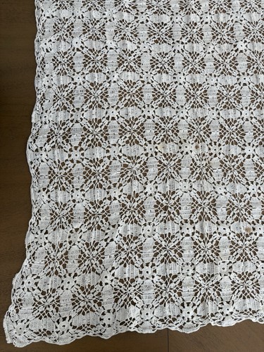 VINTAGE HANDMADE Crocheted Table/Dresser Cover 32”x30” - photo 2