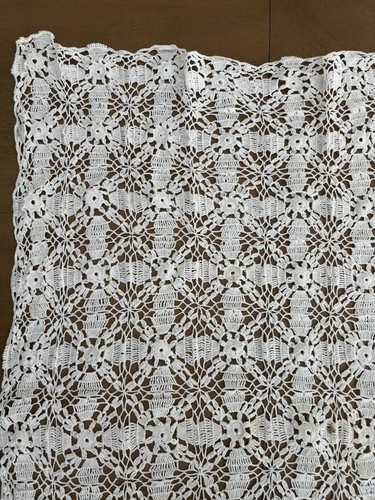 VINTAGE HANDMADE Crocheted Table/Dresser Cover 32”x30” - photo 3