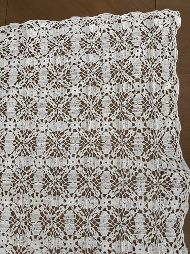 VINTAGE HANDMADE Crocheted Table/Dresser Cover 32”x30” - photo 4