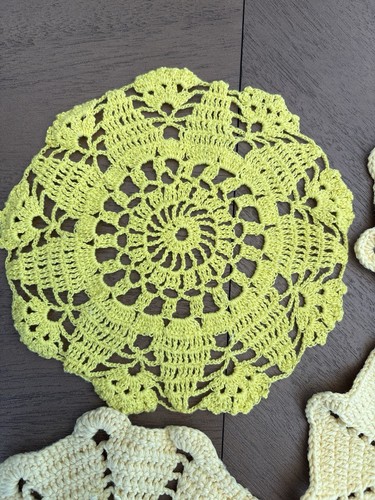 VINTAGE Set of 7 Yellow HANDMADE DOILIES, Various Sizes - photo 2