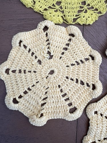 VINTAGE Set of 7 Yellow HANDMADE DOILIES, Various Sizes - photo 3