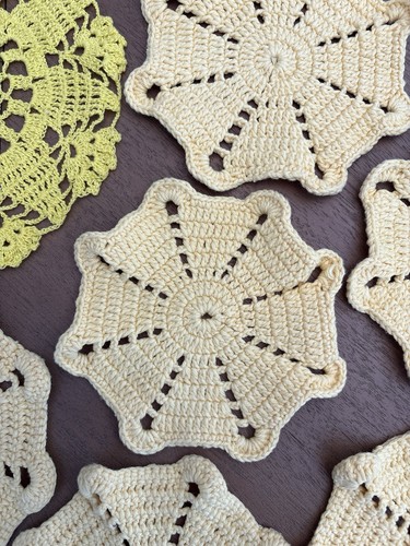 VINTAGE Set of 7 Yellow HANDMADE DOILIES, Various Sizes - photo 4