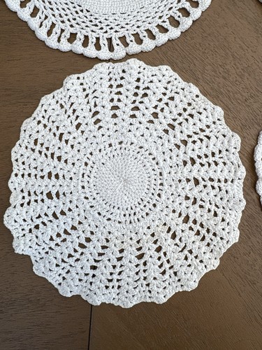 VINTAGE Set of 4 HANDMADE DOILIES, Various Sizes, See Pics - photo 2