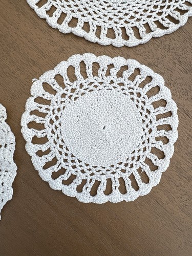 VINTAGE Set of 4 HANDMADE DOILIES, Various Sizes, See Pics - photo 3