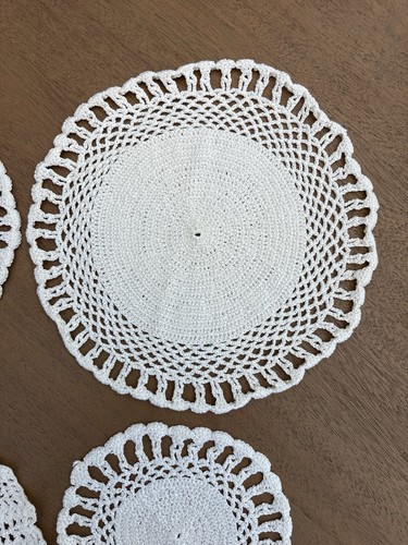 VINTAGE Set of 4 HANDMADE DOILIES, Various Sizes, See Pics - photo 4