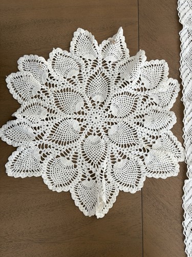 VINTAGE Set of 2 HANDMADE Table/Dresser Runner Doilies - photo 2
