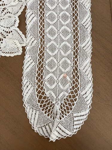 VINTAGE Set of 2 HANDMADE Table/Dresser Runner Doilies - photo 3