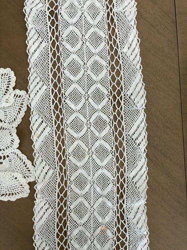 VINTAGE Set of 2 HANDMADE Table/Dresser Runner Doilies - photo 4
