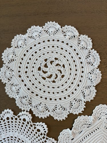 VINTAGE Set of 3 HANDMADE DOILIES, Various Sizes, Thicker Knit - photo 2