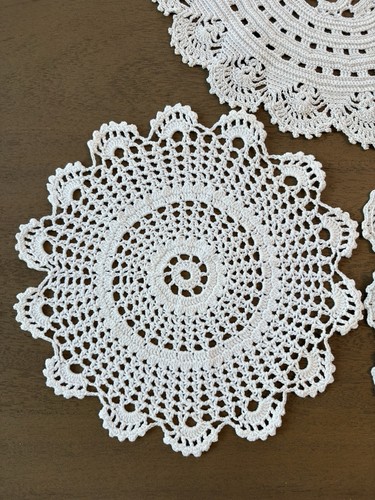 VINTAGE Set of 3 HANDMADE DOILIES, Various Sizes, Thicker Knit - photo 3