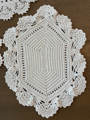 VINTAGE Set of 3 HANDMADE DOILIES, Various Sizes, Thicker Knit - photo 4