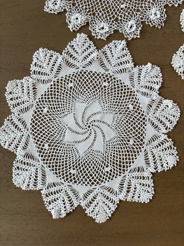 VINTAGE Set of 3 HANDMADE DOILIES, Various Sizes, See Pictures - photo 3