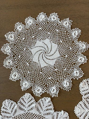 VINTAGE Set of 3 HANDMADE DOILIES, Various Sizes, See Pictures - photo 4