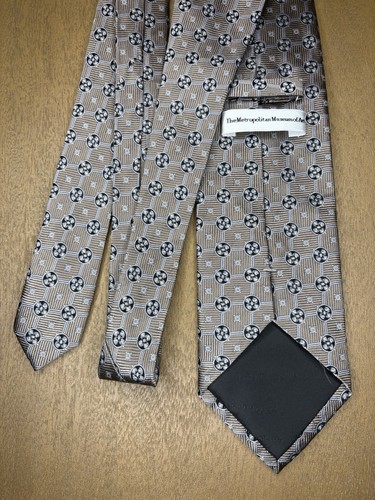 100% Silk Tie Metropolitan Museum Of Art Beige & Navy Geo Patter - photo 2