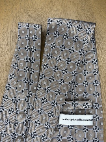 100% Silk Tie Metropolitan Museum Of Art Beige & Navy Geo Patter - photo 3
