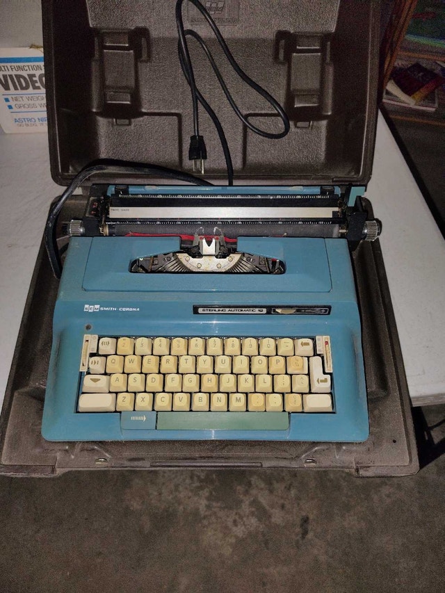Vintage typewriter - photo 2
